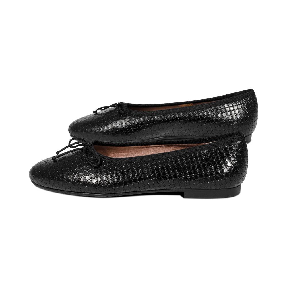 Serene Black Embossed Leather F25