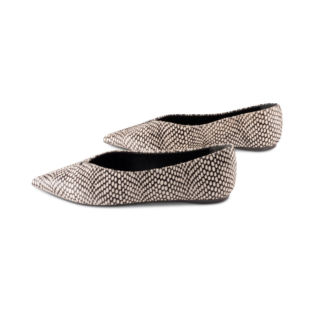 Megan Black Hair / White Snake Print F23
