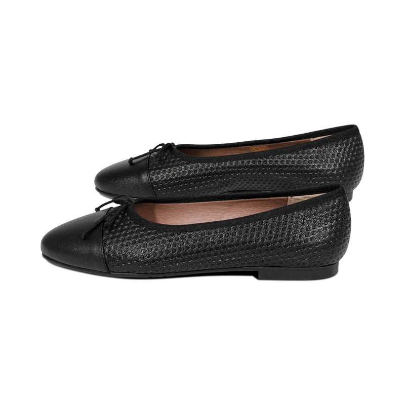 Ranier Black Namaste / Black Leather F25